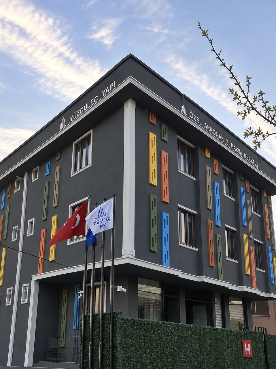 Cephe detayı — renkli panel